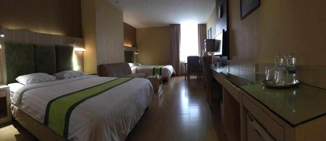 Hotel Wisata Niaga 푸르워케르토 외부 사진